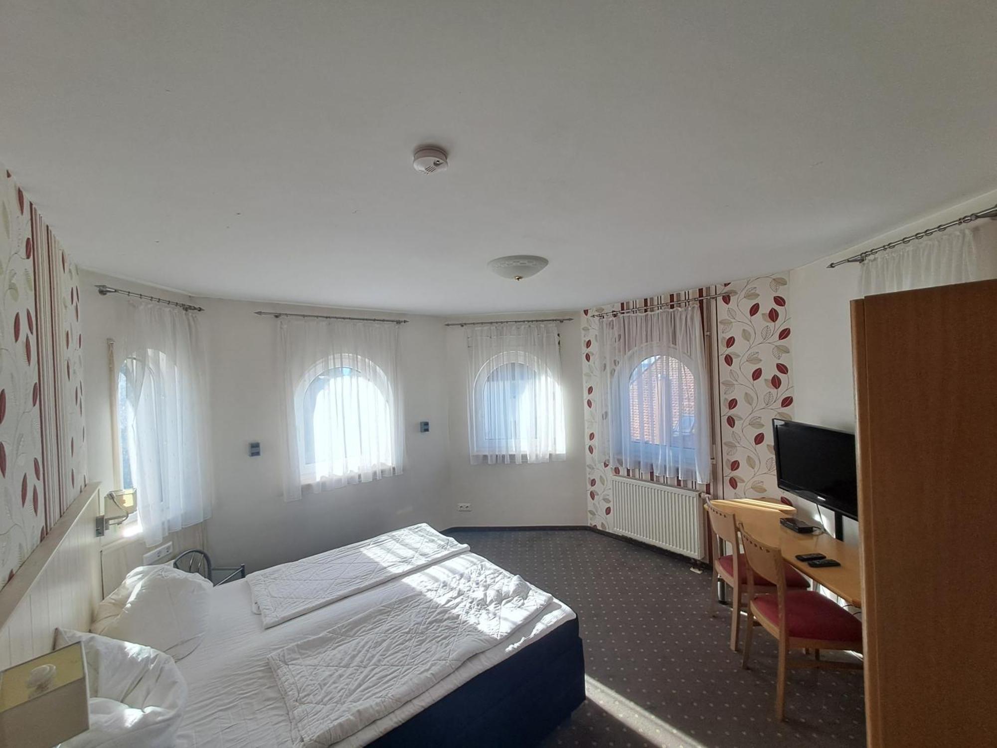 Hotel Gasthof Hirschkeller Göppingen Esterno foto